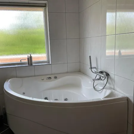Hus Taet Pa Havet Med Stor Have Hvide Sande