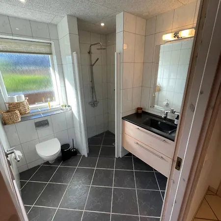 Hus Taet Pa Havet Med Stor Have Tatil Evi Hvide Sande