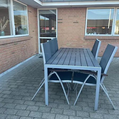 Hus Taet Pa Havet Med Stor Have