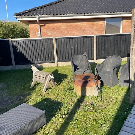 Hus Taet Pa Havet Med Stor Have * Hvide Sande